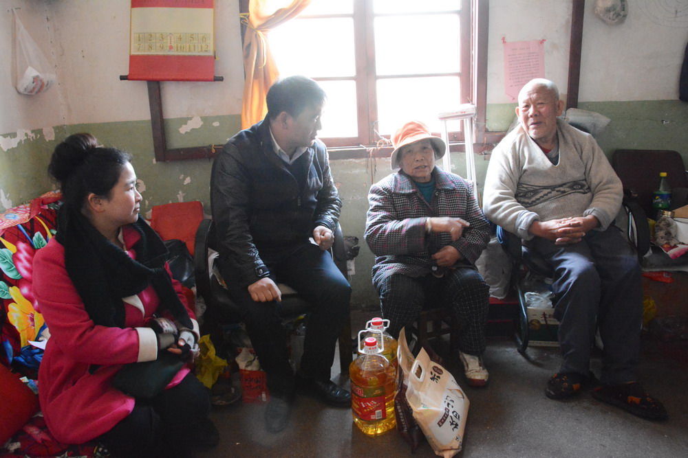 四項目看望一對一幫扶對象 (1)修.jpg 四項目看望一對一幫扶對象 (1)修.jpg